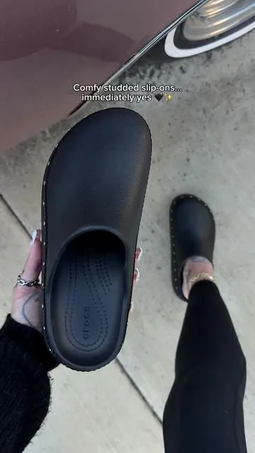I recommend sizing up in these for the perfect fit 🖤 @Crocs #crocsspotlightday #crocs #platformshoes #sliponshoes #altoutfits 