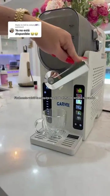 Replying to @Adi la cubana🇨🇺 Ahora entiendo por qué esta máquina se hace viral cada verano 😍 Hace slushies, frappés, margaritas y bebidas frozen SIN tener que añadir hielo 🙌 Tiene 6 programas automáticos, pantalla LED y capacidad grande para hacer bebidas para toda la familia o reuniones. Literalmente conviertes cualquier jugo o bebida en frozen en minutos ☀️ Perfecta para patio, piscina, BBQs y summer parties 🔥 #slushiemachines#icecreammachine#tiktokshopcreatorpicks#tiktokshopdealsforyoudays#tiktokshopsummerturnup  