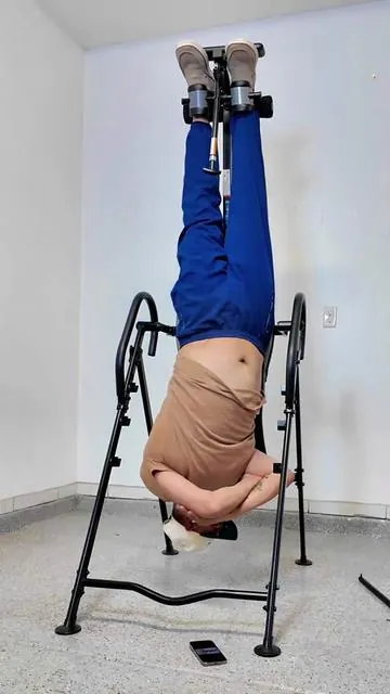 YOLEO Gravity Inversion Table — mesa de inversión para alivio de dolor de espalda, marco de acero reforzado, soporta hasta 300 lbs. Ajustable de 4’10” a 6’4”, triple sistema de seguridad, respaldo acolchado con almohada lumbar. Se dobla para guardar. Disponible en azul, blanco, rojo, gris y gris-azul. #yoleo #inversiontable #doloresdeespalda #saludespalda #terapiaespalda 