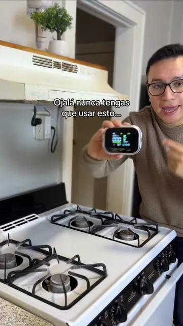 Detector 6 en 1 que monitorea gas, monóxido y hasta la temperatura en tiempo real 🚨🏠 #homesafety #gasdetector #smarthome #homegadgets #safetyfirst 