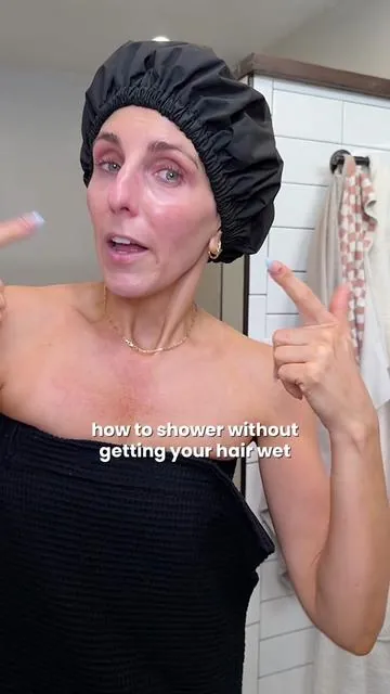 A satin-lines shower cap will level up your hair game. Stop washing your hair every day! Use a shower cap that helps prevent frizz, and save yourself the time and hassle of washing daily. @YANIBEST #yanibest #showercap #showertok #hairwashday #washdaytips 