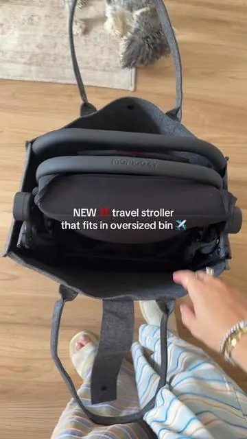 Don’t have to wait for your travel stroller at the gate anymore 😆 just pull it out of the top bin 🙌🏻 #momcozy #momcozytravelstroller #travelstroller #momtraveltips 