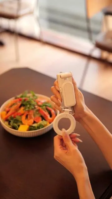 This design is so clever—it combines a selfie stick, a phone mount, and a tripod. With this, you only need to bring one thing for shooting on the go.#SelfieGadget #BluetoothRemoteControl #Tripod #StandRecommendation #selfiestick