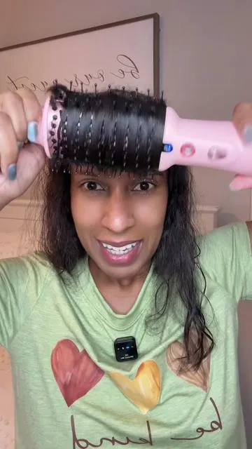 Cepillo secador para secar y estilizar el cabello y dar resultados de blowout de salón en casa. Wavytalk Jet Brush de @wavytalkofficial con iones negativos que dan extra brillo. Deja el cabello BELLO!!! #wavytalk #cepillosecador #secadordepelo #hairdryerbrush #tiktokshopcreatorpicks 