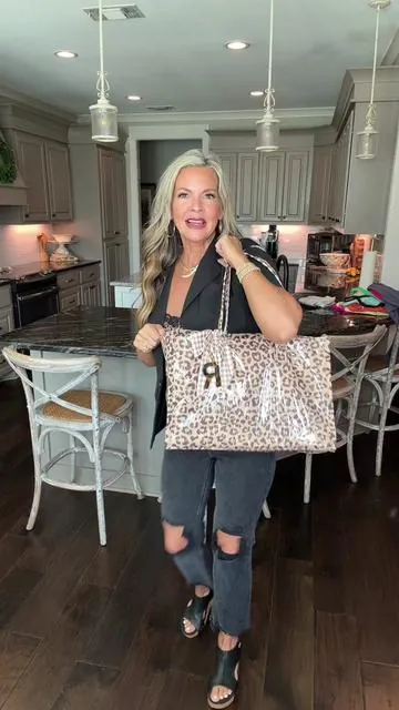 @KALIDI BAG went viral for a reason 🐆💋🤩 beach tote, work tote, pool tote need I say more #tiktokshopcreatorpicks #summervibes #totebag #beachbag #onthego 
