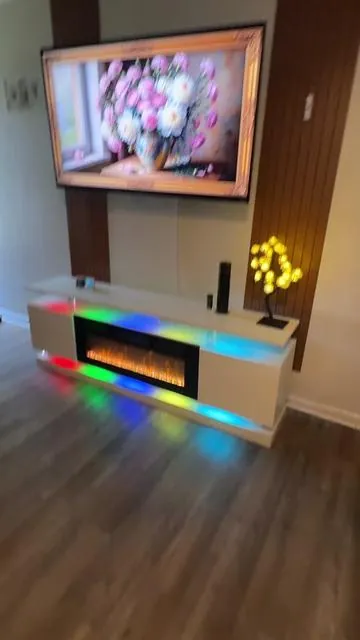 Siento que este mueble hace que toda la sala se vea más elegante y acogedora 😭✨ la chimenea y las luces LED se miran demasiado bonitas en la noche. #FireplaceTVStand #Chimenea #HomeTok #Decoracion #TikTokShop 