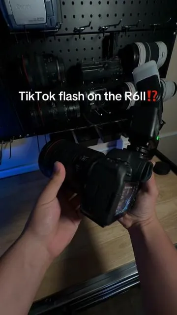 I use this flash for weddings 🤫 and it’s only 100 dollars 🤯 #photography #tech #camera #godox #weddingphotographer 
