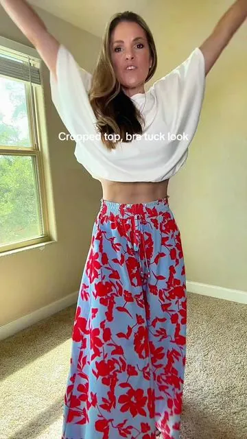 Cute t-shirt with a cropped bra-tuck look but not super cropped! #cutetshirts #womensfashion #ootd #fashiontips #styleinspo 