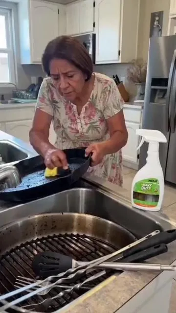 ¡Paredes, azulejos, ollas, hornos… esta botella puede encargarse de toda tu cocina!🍑🍑  #CleaningTools #springcleanin#cleaningTikTok #deepcleaning #tiktokshopspringglowup 