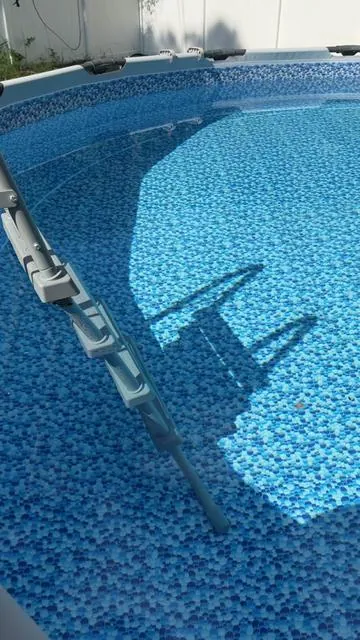 Si tienes piscina… necesitas esto 😍✨ lo cargas, lo dejas trabajar solo y te deja la piscina súper limpia 💕 te ahorra tiempo y trabajo 👀 #summervibes #poolcleaner #summeressentials #homegadgets #tiktokfinds