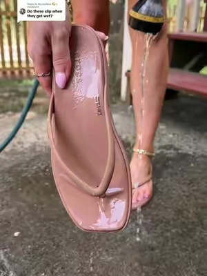 Replying to @AlyJoyNick 🍋 perfect for the pool and beach! #crocs #crocsspotlightday #flipflops #crocsflipflops #womenssandals 