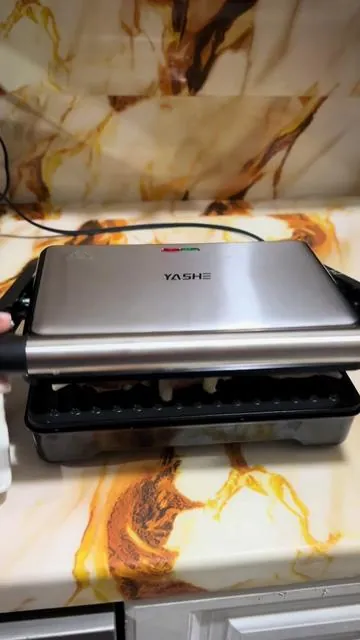 # 🥪🔥 ¡Convierte cualquier comida en un panini perfecto en minutos! La parrilla para paninis YASHE de 1200W calienta súper rápido y deja el pan crujiente por fuera y el queso derretido por dentro 🤤✨ ✅ Placas antiadherentes fáciles de limpiar ✅ Apertura de 180° para cocinar más comida ✅ Perfecta para sandwiches, carnes, vegetales y desayunos ✅ Compacta y fácil de guardar Ideal para desayunos rápidos, almuerzos y snacks en casa 🏠💯 #creatorsearchinsights#YASHE Panini Grilled | Press, #TikTokShop #PaniniPress #SandwichMaker  