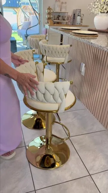 Sillas altas para barra y cocina con diseño moderno, bar stools giratorios tapizados para kitchen island y bar pub, bancos elegantes color dorado para decoración de hogar #BarStools #KitchenDecor #ModernHome #summerVibes #tiktokshopcreatorpicks 
