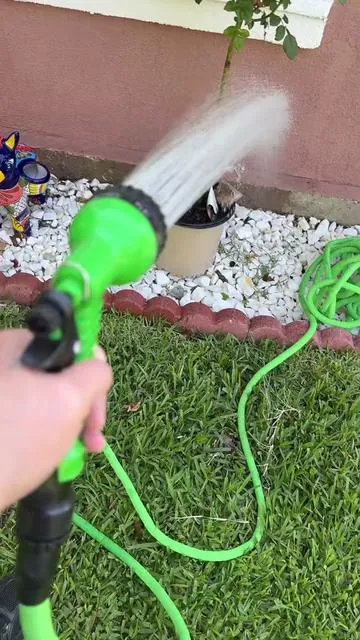 Si estás cansado de las mangueras pesadas y enredadas, esta manguera expandible de 100FT es mucho más práctica. Se expande con el agua, se encoge cuando la apagas y trae varias funciones de spray para jardín, patio o lavar el carro. Aprovecha el descuento antes de que se agoten. @Cotsoco Official @victorreyes9503  • • #Manguera #Jardin #tiktokmademebuyit #Tiktokshopstockup #summerVibes 
