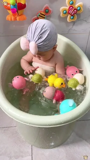 1 really want to recommend this bathing toy to you. There are children at home. Children don't like to take a bath. They cry when they take a bath. Be sure to look at this children's bathing toy, so that the baby likes to take a bath. It doesn't cry or make a fuss when taking a bath. And it's super safe. You don't need to plug it in or charge. The most important thing is that the price is really great and cost-effective now! T#funs #familytime #tiktokshop #toy#SummerVibes