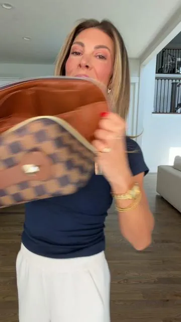 Such a cutie makeup or travel bag!!!! I’ve always loved a brown check, this one also has a wipe clean interior which is so amazing!! 🤎🖤🤎🖤 #makeupstorage #beautybag #makeuporganizer #tiktokshopfinds #travelmakeupbag 