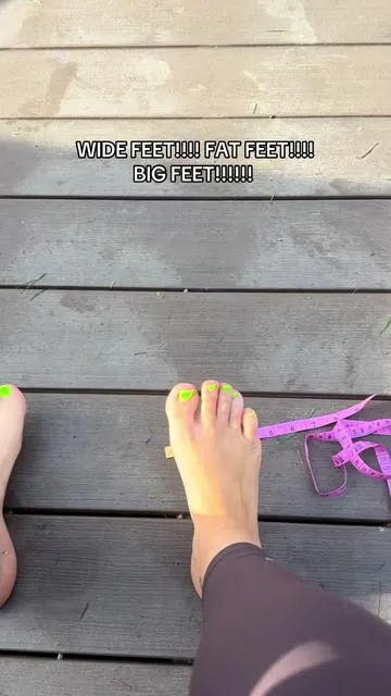 I’m SO IMPRESSED WE GOTTA MAKE THE RIGHT BRANDS VIRAAALLLLL #widefeet #summersandals #womenssandals 