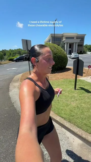 the strawberry lemonade tastes amazing & these help me get more energy to keep running further!! #chewableelectrolytes #electrolytes #marathontraining #SummerVibes  #runner @SaltStick 