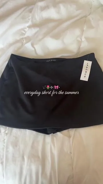 under $20 for the cutest skirt 💓 (with shorts underneath) that you can wear everyday 🩷💫 dress up or down!! sooo comfy and the material makes it easy to wear in the hot heat 🥰 @pacsun  #pacsun #skort #miniskirt #ootd #summeressentials 