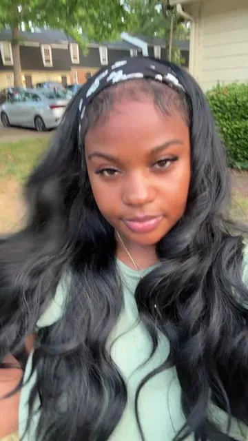 This synthetic wig looks so good in the sunlight #syntheticwig #syntheticwiginstall #headbandwig #wigtok #wiginstallation 