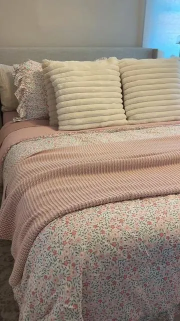 pretty bedding set 🎀☁️🌷 #freshbedding #prettypink #springvibe #fyp 