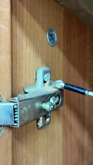 A small device saved a cabinet door from falling down.#hashtag #diyhome#tools#homehack#repairtips 