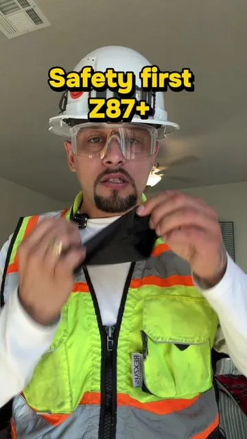 Nuevo para construcción 👷‍♂️🏗️ Gafas de seguridad Z87+ diseñadas para trabajos pesados y máxima protección en la obra. Lentes resistentes a impactos, diseño cómodo y ligero para usar todo el día en construcción, carpintería, mecánica y más. Seguridad y estilo para el trabajador de verdad 💪😎 #Construccion #GafasDeSeguridad #Z87Plus #BlueCollar #sunnervibes 