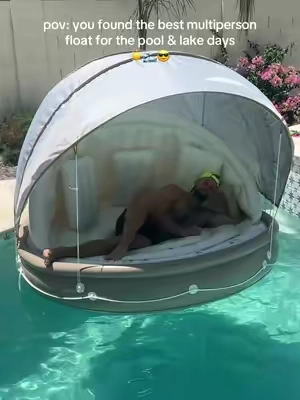 This inflatable clam shell is everythinggg 🤌🏽✨ And yes the cover is retractable! #inflatablepoolfloat #lakedays #pooldayvibes #summervibes #memorialday 