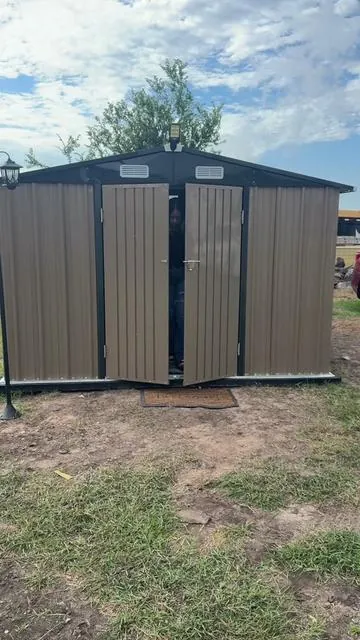Más espacio, menos reguero 🏡✨ Esta caseta metálica para patio fue la solución para organizar herramientas, cajas y mucho más. Resistente al agua y perfecta para almacenamiento exterior. 🙌🏻✨ #StorageShed #PatioOrganization #OutdoorStorage #HomeOrganization #BackyardSetup 