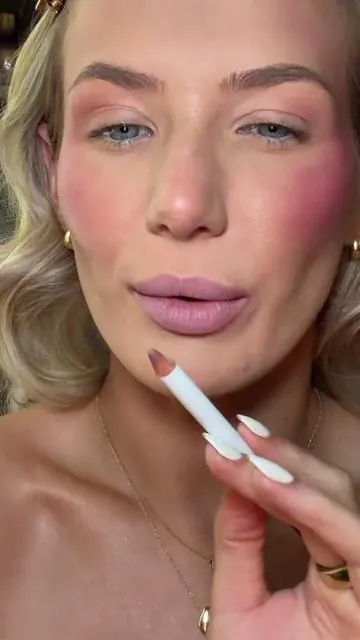 The lip combo that looks good on everyoneeee🤌🏼💄 @Makeup By Mario #lipcombo #viralmakeup #grwm 