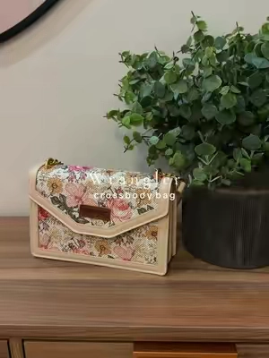 This crossbody bag is SO pretty 🌸 @Rustic Charm Bootic #purse #pursetok #wranglerpurse #crossbodybag #leatherbag 