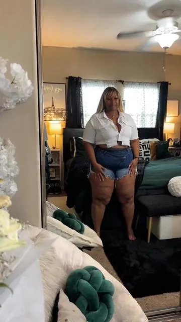 😍 Can’t Go Wrong With Stretchy Jean Shorts!! #jeanshorts #plussizefashion #stretchyjeans #thickthigh #thecherisenicole 