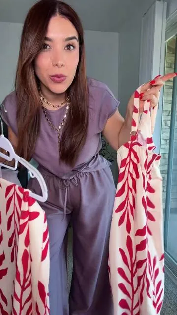 Mismo estilo en dos tallas para que vean la diferencia de cómo luce el Jumpsuit en la talla normal que uso siempre o una talla más para lograr el mismo estilo suelto de la modelo 🤓 #jumpsuit #jumpsuitoutfit #SummerVibes #summeroutfitinspo 