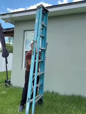 Escalera telescópica plegable de aluminio con gran capacidad de carga, fácil de guardar y perfecta para trabajos en casa, RV, garaje o proyectos de exterior #TelescopicLadder #HomeTools ##summerwins #DealsForYouDays #tiktokshopcreatorpicks 