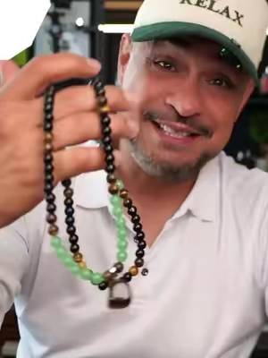 Collar largo unisex Arpurraina Money Attraction de 69 cm con piedras de aventurina verde, ojo de tigre y obsidiana negra para atraer abundancia, prosperidad y blindar tu energía. Versión sweater chain elegante que cae al pecho o se dobla al cuello, ideal para hombre y mujer, regalo perfecto para cumpleaños, aniversario o quien anda buscando un cambio energético real. #atraerdinero #aventurinaverde #ojodetigre #cristalesprotectores #collarlargounisex 