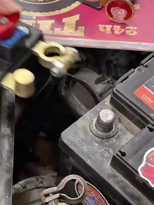 ¿Cansado de lidiar con baterías descargadas? Prueba este interruptor de corte de batería de cobre puro. Todo vehículo debería tener uno.#carbattery #battery #carhacks #mechanic #summervibe 
