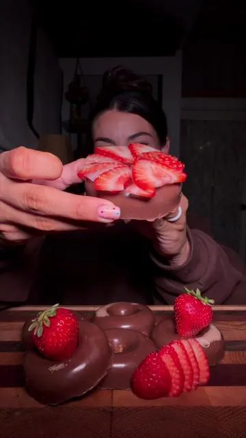 Dubai Chocolate Donuts 🍩💚 @CHOCBOX ✨  #dubaichocolate #strawberries #mukbang #asmrfood #crunchyasmr 