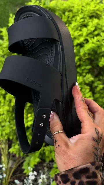 Finally a black on black in @Crocs Brooklyn Low Wedge Platform Sandals 🔥🤌🏼 #crocs #crocssandals #comfortablesandals #tiktokshopmemorialday #dealsforyoudays 