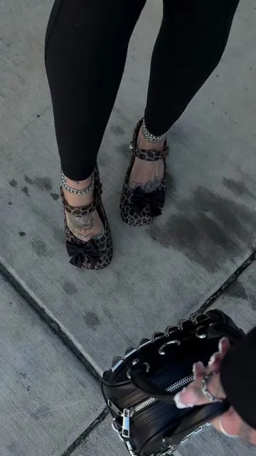@Crocs #crocs #altoutfits #balletflats #balletflatsoutfit #maryjaneshoes 