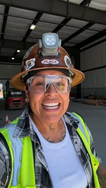 Protege tus ojos y luce genial al mismo tiempo! Tenemos muchos estilos y colores diferentes. ¡Consigue los tuyos hoy!#construction #Summervibes #bluecollar #safetyglasses 