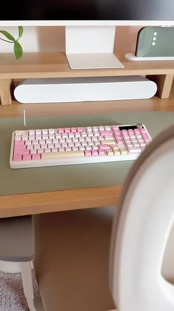 happy desk vibes only ☁️💖 this keyboard is literally a mood ✨ #keebtok #creamykeyboards #mechanicalkeyboard #epomaker #cozydesksetup @Epomaker Keyboard 