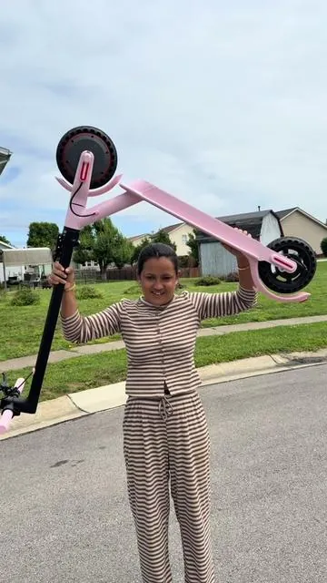 Ladies are going crazy over this pink scooter right now.@MetroRide Elite  #electricscooter #scooter #escooter #summervibe #tiktikshopcreatorpicks 