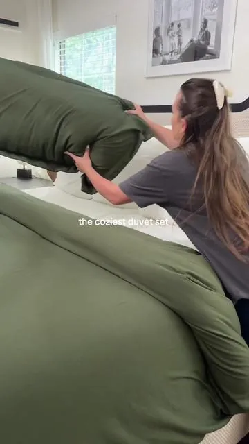 such a good duvet cover and it comes with the pillow covers! @Bedsure #duvetset #duvetcover #bedding #comforter 
