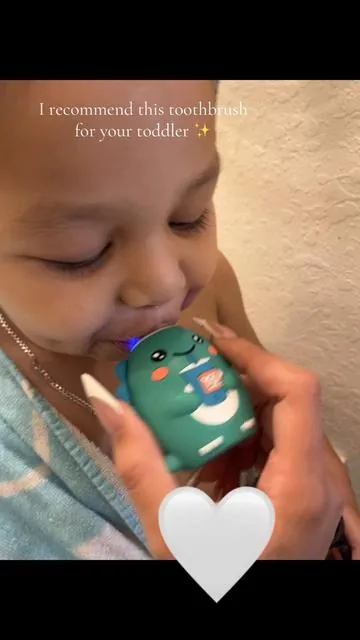 If u struggle brushing your toddlers teeth u need this🫰🏽#tiktokmademebuyit #kids #toothbrush #nocavities #toddlersoftiktok 