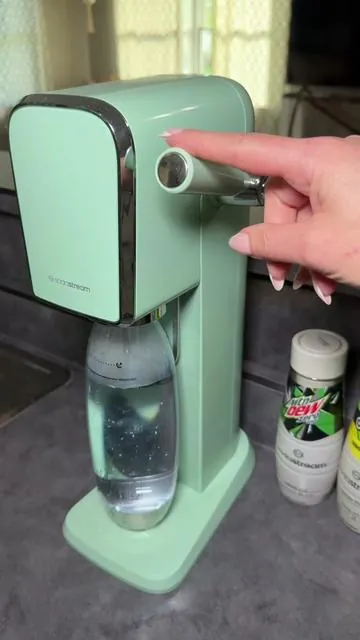Making all my favorite drinks right at home 🥤 #sodastream #sodastreampartner #soda #tiktokshopcreatorpicks #ad  @SodaStreamUSA 