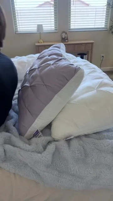 How is this thing so soft 🤤 #mellow #mellowpillow #ploofpillow #sleep #bed