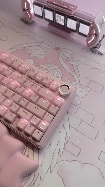 i am sooo in love with my new crystal pink keeb! the solakaka a75 features: 𑣲⋆ tri-mode connection 𑣲⋆ hot swappable capabilities 𑣲⋆ various rgb modes/colors • thank you so much @SOLAKAKA Direct for the lovely keeb! wallpaper credits: @cqz tags: #solakaka #keyboard #SummerVibes #tiktokshopmemorialday #gamingkeyboard 