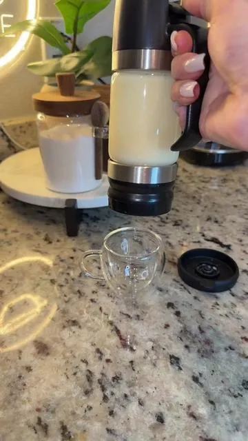 Envío 🚚 gratis Dispensador de miel de vidrio Aelga artículos de cocina Sin goteo Sin desorden Diseño a fugas con mango para jarabe de arce Mantiene la frescura Fácil de limpiar Recambio Perfecto para el uso diario diversión al aire libre#dispensadordemiel #dispensadordeleche #kitchen #memorialday 