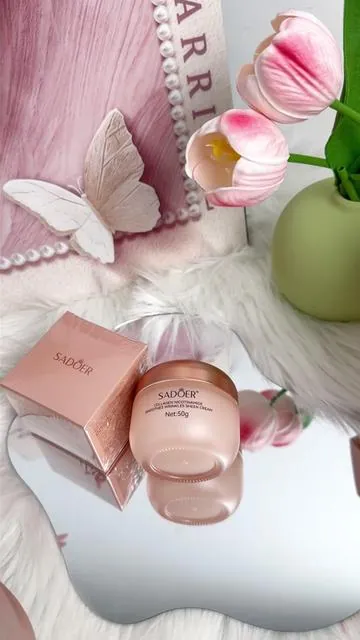 Si puedes ver el pequeño carro amarillo en la esquina inferior izquierda, significa que tienes suerte, todavía hay en stock, porque he estado esperándolo mucho tiempo.#facecream #skincare #tiktokmademebuyit #tiktokshop #glowingskin