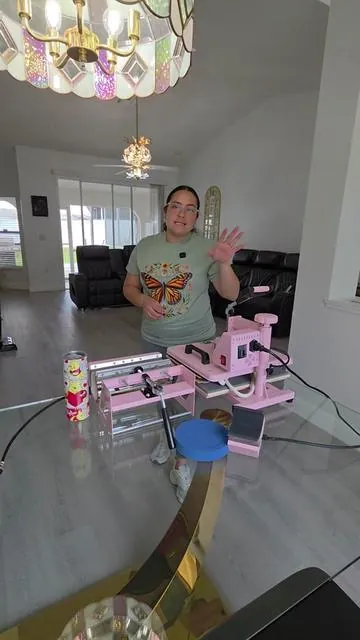 Personalizando tazas, camisetas y más desde casa con esta prensa térmica 5 en 1 de VEVOR. Me gustó que incluye varios accesorios para diferentes proyectos como sublimación en mugs, gorras y diseños en tela. La estoy usando para crear productos personalizados y el acabado se ve súper profesional. Ideal para quienes aman las manualidades o pequeños emprendimientos creativos. 🔥🖤 #tiktokshop #heatpress #vevor #sublimation #emprendedesdecasa 